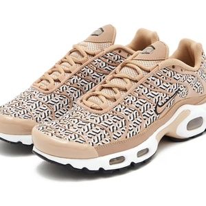 NWOT Nike Air Max 90 United in Victory Limited Edition